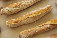 Fabrication du pain - Baguettes au levain sortant du four